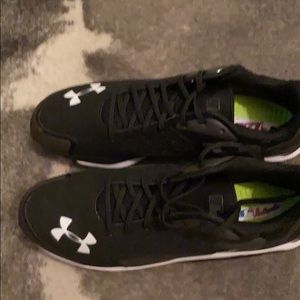 Under Armour men’s authentic baseball shoe.💵
